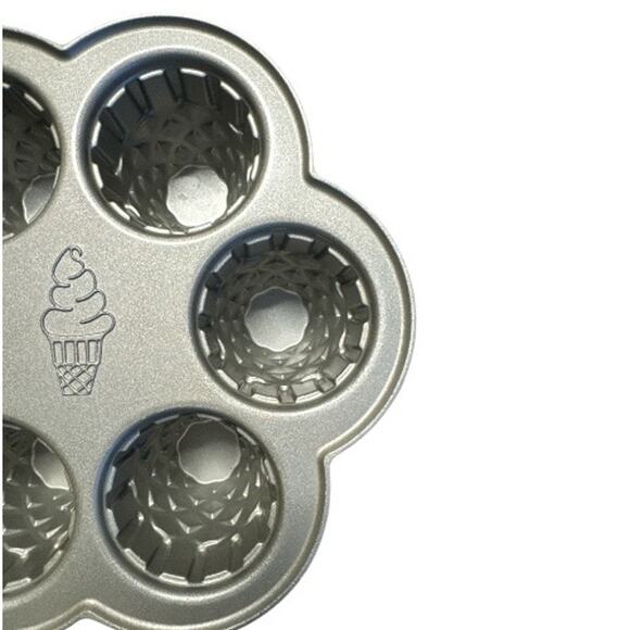 Vintage Nordic Ware Champagne Aluminum Ice Cream Cone Cake Pan - Picture 4 of 8